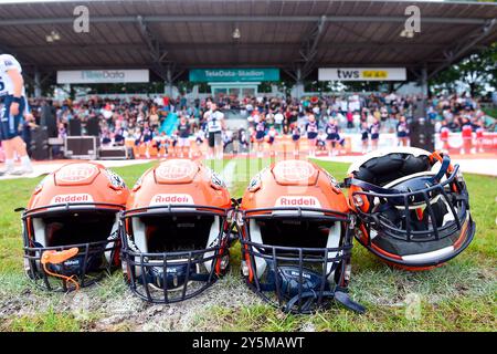 Weingarten, Deutschland. September 2024. Helme vor der Haupttribuene GER, ifm Ravensburg Razorbacks vs New Yorker Lions Braunschweig, American Football, GFL, Saison 2024, Playoffs, Viertelfinale, 22.09.2024, Eibner-Pressefoto/Florian Wolf Credit: dpa/Alamy Live News Stockfoto