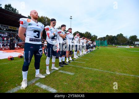 Weingarten, Deutschland. September 2024. Besetzung zur Hymne mit Michael Mayer (3, WR, ifm Razorbacks Ravensburg) GER, ifm Ravensburg Razorbacks vs New Yorker Lions Braunschweig, American Football, GFL, Saison 2024, Playoffs, Viertelfinale, 22.09.2024, Eibner-Pressefoto/Florian Wolf Credit: dpa/Alamy Live News Stockfoto