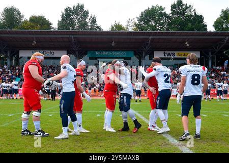 Weingarten, Deutschland. September 2024. Shakehand nach Cointoss GER, ifm Ravensburg Razorbacks vs New Yorker Lions Braunschweig, American Football, GFL, Saison 2024, Playoffs, Viertelfinale, 22.09.2024, Eibner-Pressefoto/Florian Wolf Credit: dpa/Alamy Live News Stockfoto