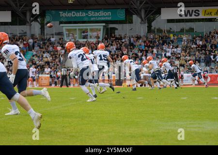 Weingarten, Deutschland. Januar 2016. Kickoff zum Heimspiel in den Playoffs durch Linus Diez (6, DB, ifm Razorbacks Ravensburg) GER, ifm Ravensburg Razorbacks vs New Yorker Lions Braunschweig, American Football, GFL, Saison 2024, Playoffs, Viertelfinale, 22.09.2024, Eibner-Pressefoto/Florian Wolf Credit: dpa/Alamy Live News Stockfoto