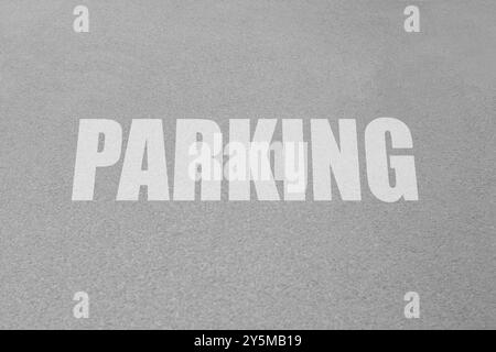 Parkplatz. Word Parken steht auf Asphalt Stockfoto