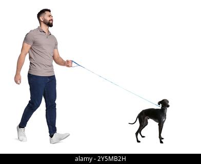 Junger Mann, der mit seinem Hund auf weißem Hintergrund läuft Stockfoto