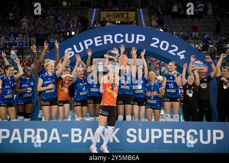 Stuttgart, Deutschland. September 2024. Roosa Koskelo (Allianz MTV Stuttgart, #01) mit Pokal, Jubel, Freude vor Team, Mannschaft/DE, Allianz MTV Stuttgart vs. SSC Palmberg Schwerin, Sparda-Bank Supercup 2024, VBL, Spielzeit 2024/2025, 22.09.2024 Foto: Eibner/Sandy Dinkelacker Credit: dpa/Alamy Live News Stockfoto