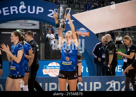 Stuttgart, Deutschland. September 2024. Antonia Stautz (Allianz MTV Stuttgart, #06) mit Pokal, Jubel, Freude/GER, Allianz MTV Stuttgart vs. SSC Palmberg Schwerin, Sparda-Bank Supercup 2024, VBL, Spielzeit 2024/2025, 22.09.2024 Foto: Eibner/Sandy Dinkelacker Credit: dpa/Alamy Live News Stockfoto