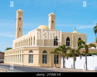 Grande Mosquée de Saint-Louis, Senegal an einem klaren Nachmittag - Landschaftsaufnahme Stockfoto