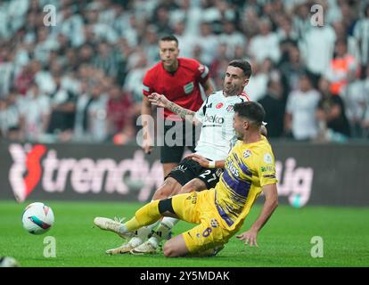 22. September 2024: Rafa von Besiktas und Robin Yalcä±n von EyÃ¼pspor kämpfen um den Ball während eines Spiels der Türkei SÃ¼per Ligue, BeÅŸiktaÅŸ J. K gegen EyÃ¼pspor, im Besiktas-Stadion, Istanbul, Türkei. Ulrik Pedersen/CSM (Bild: © Ulrik Pedersen/Cal Sport Media) Stockfoto
