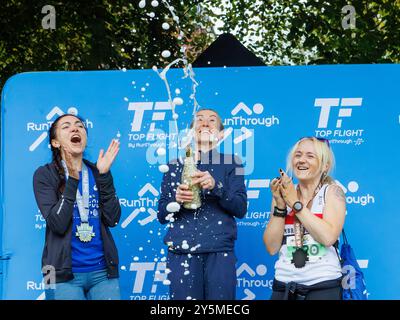 Sonntag, 22. September 2024 – Warrington, Cheshire, England, Vereinigtes Königreich – fand Ein Festival statt, bei dem es frei zu betreten ist, abgesplitterte und gesperrte Straßen gab. Die ersten drei Finisher der Damen 10K feiern auf dem Podium mit Champagner. Quelle: John Hopkins/Alamy Live News Stockfoto