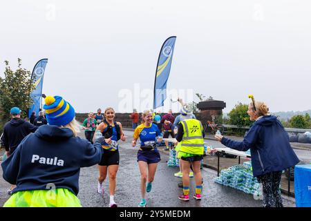 Sonntag, 22. September 2024 – Warrington, Cheshire, England, Vereinigtes Königreich – fand Ein Festival statt, bei dem es frei zu betreten ist, abgesplitterte und gesperrte Straßen gab. Frauen kleideten sich an und hatten Spaß, Wasser an einer Wasserstation zu verteilen. Quelle: John Hopkins/Alamy Live News Stockfoto