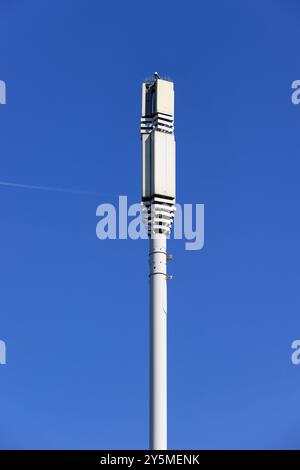 Handyturm mit klarem blauen Himmel in hellem Sonnenschein in Bury, Greater manchester uk Stockfoto