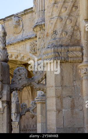 Der Balkon des Klosters Jerónimos zeigt komplizierte Steinschnitzereien, das Nationaldenkmal und das UNESCO-Weltkulturerbe. Stockfoto