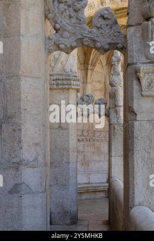 Der Balkon des Klosters Jerónimos zeigt komplizierte Steinschnitzereien, das Nationaldenkmal und das UNESCO-Weltkulturerbe. Stockfoto