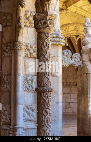 Der Balkon des Klosters Jerónimos zeigt komplizierte Steinschnitzereien, das Nationaldenkmal und das UNESCO-Weltkulturerbe. Stockfoto