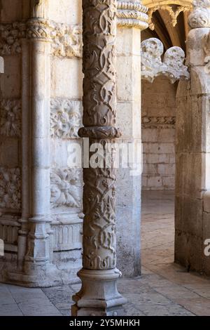 Der Balkon des Klosters Jerónimos zeigt komplizierte Steinschnitzereien, das Nationaldenkmal und das UNESCO-Weltkulturerbe. Stockfoto