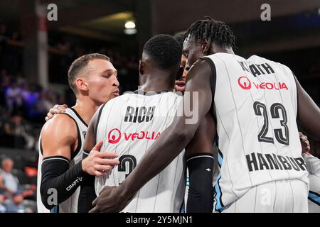 Hamburg, Deutschland. September 2024. Veolia Towers Hamburg beim Huddle, GER, Veolia Towers Hamburg vs Alba Berlin, Basketball, Bundesliga, Spieltag 1, Saison 2024/2025, 22.09.2024 Foto: Eibner-Pressefoto/Max Vincen Credit: dpa/Alamy Live News Stockfoto