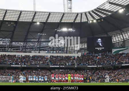 Die Spieler nehmen an einem Momentapplaus Teil, um Howard Bernstein, dem früheren Vorstandsvorsitzenden des stadtrats von Manchester, während des Premier League-Spiels Manchester City gegen Arsenal im Etihad Stadium, Manchester, Großbritannien, am 22. September 2024 (Foto: Mark Cosgrove/News Images) zu erinnern. Stockfoto