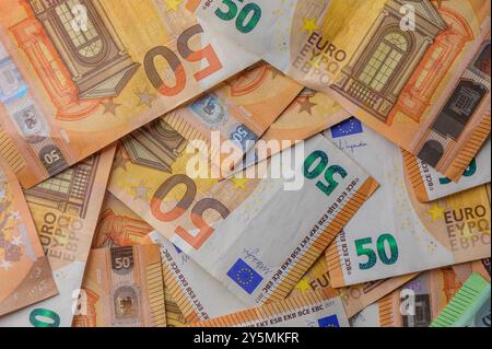 50-Euro-Banknote aus nächster Nähe mit braunen Details Stockfoto