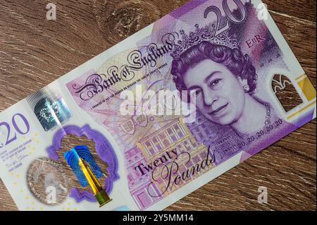 20 Pfund Sterling Banknoten. Ecke des Stapels. Neues britisches Polymer-Geld. Makrofoto. Stockfoto