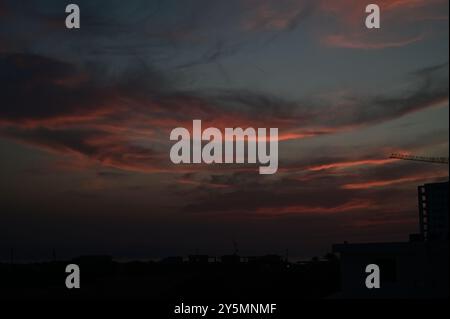 Wunderschönes Urlaubsbild mit blauem Himmel, orangefarbenem Sonnenuntergang und blauem mittelmeer Stockfoto