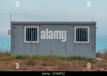 Industriekabine Wohncontainer mit Glasfenstern an der Küste der Ägäis im Sommer, selektiver Fokus Stockfoto