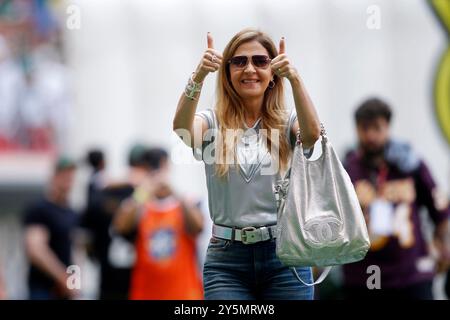 Brasilia, Brasilien. September 2024. Leila Pereira, Presidente of Palmeiras, winkt den Fans vor dem Spiel zwischen Vasco da Gama und Palmeiras für die brasilianische Serie A 2024 im Mane Garrincha Stadium in Brasilia am 22. September 2024 Foto: Adalberto Marques/DiaEsportivo/Alamy Live News Credit: DiaEsportivo/Alamy Live News Stockfoto