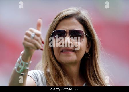 Brasilia, Brasilien. September 2024. Leila Pereira, Presidente of Palmeiras, winkt den Fans vor dem Spiel zwischen Vasco da Gama und Palmeiras für die brasilianische Serie A 2024 im Mane Garrincha Stadium in Brasilia am 22. September 2024 Foto: Adalberto Marques/DiaEsportivo/Alamy Live News Credit: DiaEsportivo/Alamy Live News Stockfoto