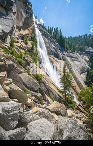 Wasserfall am Nebel Trail im yosemite-Nationalpark in kalifornien Stockfoto