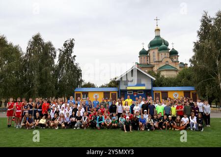 KIEW REGION, UKRAINE - 18. SEPTEMBER 2024 - Teilnehmer posieren für ein Gruppenfoto während der Preisverleihung für Athleten und Trainer, die an den XVIII Sommerparalympischen Spielen in Paris, Region Kiew, Nord-Zentral-Ukraine teilnahmen Stockfoto