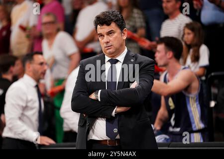 Hamburg, Deutschland. September 2024. Israel Gonzalez (Alba Berlin, Trainer) enttauescht, GER, Veolia Towers Hamburg vs Alba Berlin, Basketball, Bundesliga, Spieltag 1, Saison 2024/2025, 22.09.2024 Foto: Eibner-Pressefoto/Max Vincen Credit: dpa/Alamy Live News Stockfoto