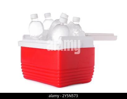 Viele Flaschen Wasser in Kühlbox isoliert auf weiß Stockfoto