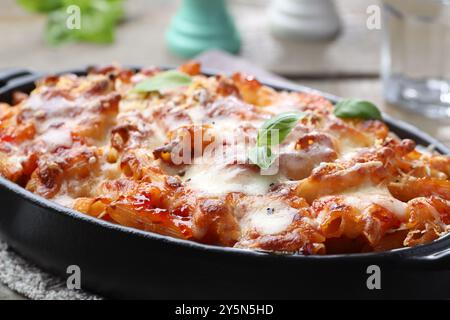 Köstliche al-Forno-Pasta in Backform auf dem Tisch, Nahaufnahme Stockfoto