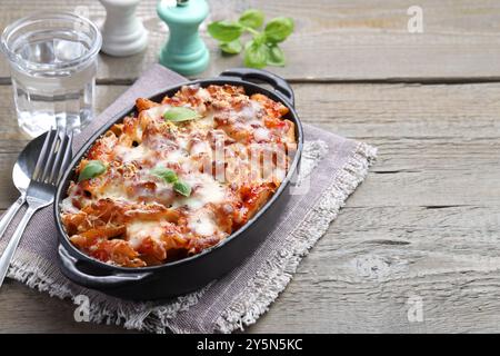 Köstliche al-Forno-Pasta in Backform auf Holztisch Stockfoto