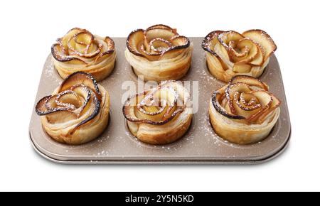 Frisch gebackene Apfelrosen in Cupcake-Pfanne isoliert auf weiß. Blätterteig Stockfoto