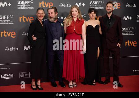 Donostia-San Sebastian, Baskenland, Spanien. September 2024. Filmfestival. SSIFF 72. Patricia Lopez Arnaiz (Schauspielerin), Antonio de La Torre (Schauspieler), Pilar Palomero (Regisseur), Marina Guerola (Schauspielerin) und Julian Lopez (Schauspieler) auf dem roten Teppich des Kursaals beim Fotoaufruf für den spanischen Film „Los destellos/Glimmers“, Teil der offiziellen Auswahl der 72. Ausgabe des San Sebastián International Film Festival Zinemaldia, am 22. September 2024 in Donostia-San Sebastian. Quelle : Iñigo Alzugaray/Cordon Press Credit: CORDON PRESS/Alamy Live News Stockfoto