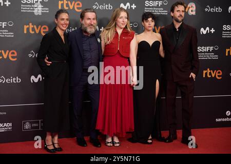 Donostia-San Sebastian, Baskenland, Spanien. September 2024. Filmfestival. SSIFF 72. Patricia Lopez Arnaiz (Schauspielerin), Antonio de La Torre (Schauspieler), Pilar Palomero (Regisseur), Marina Guerola (Schauspielerin) und Julian Lopez (Schauspieler) auf dem roten Teppich des Kursaals beim Fotoaufruf für den spanischen Film „Los destellos/Glimmers“, Teil der offiziellen Auswahl der 72. Ausgabe des San Sebastián International Film Festival Zinemaldia, am 22. September 2024 in Donostia-San Sebastian. Quelle : Iñigo Alzugaray/Cordon Press Credit: CORDON PRESS/Alamy Live News Stockfoto