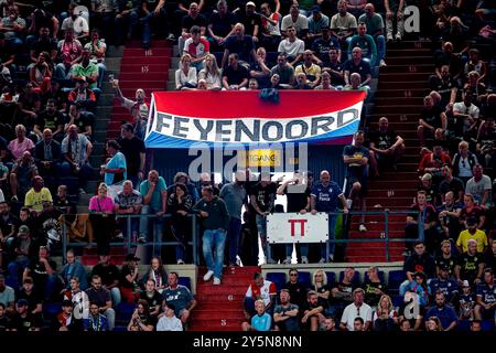 Anhänger von Feyenoord Rotterdam, während des Spiels Feyenoord - NAC im Stadion de Kuip für die niederländische eredivisie Saison 2024-2025 in ROTTERDAM, Niederlande am 22. september 2024, Foto von Marcel van Dorst / EYE4images/DeFodi Images Defodi-746  1MD3402-ARW *** Anhänger von Feyenoord Rotterdam 2024 2025, während des Spiels Feyenoord NAC im Stadion de Kuip 2024 746 746 Stockfoto