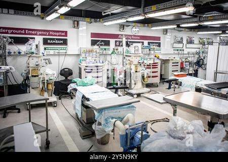 Haifa, Israel. September 2024. Der Operationssaal in der Tiefgarage des Rambam Krankenhauses. Das Krankenhaus verlegte seine Stationen und Patienten in den Untergrund, nachdem die Hisbollah am frühen Sonntag mehr als 100 Raketen in einem größeren und tieferen Gebiet von Nordisrael abgefeuert hatte, wobei einige in der Nähe der Stadt Haifa landeten und Israel Hunderte von Angriffen auf den Libanon startete. Die Seiten schienen nach Monaten eskalierender Spannungen in Richtung eines totalen Krieges zu geraten. (Foto von Eyal Warshavsky/SOPA Images/SIPA USA) Credit: SIPA USA/Alamy Live News Stockfoto