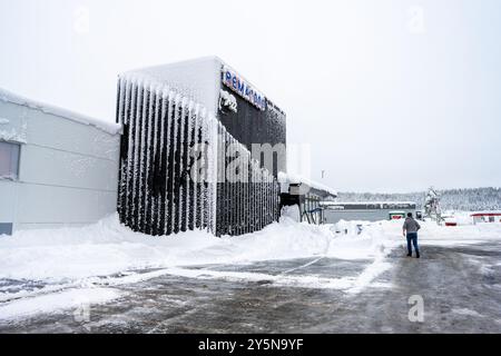 Gjerstad, Norwegen - 07. Januar 2023: Außenansicht des Rema 1000-Geschäfts im Winter Stockfoto