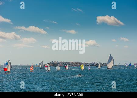 TJ?rn, Schweden - 17. August 2013: TJ?rn Runt ist ein jährlich stattfindender Langstreckensegelwettbewerb, der rund um die Insel Tj?rn stattfindet. Ansicht von R?nn? Stockfoto