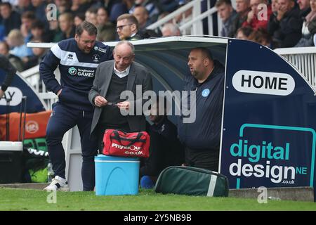 Hartlepool-Manager Darren Sarll (l) und Lennie Lawrence im Dugout während des Vanarama National League-Spiels zwischen Hartlepool United und Dagenham und Redbridge im Victoria Park, Hartlepool am Samstag, den 21. September 2024. (Foto: Mark Fletcher | MI News) Credit: MI News & Sport /Alamy Live News Stockfoto