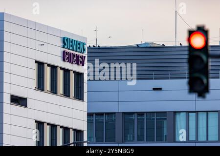 Siemens Campus Erlangen, 22.09.2024 ein Siemens Energy-Gebaeude auf dem Siemens Campus in Erlangen, Deutschland, mit dem Siemens Energy-Logo im Vordergrund. Eine Ampel mit rotem Licht befindet sich rechts im Bild, was symbolisch für Stopps oder Verzögerungen stehen könnte. Erlangen Forschungszentrum Bayern Deutschland *** Siemens Campus Erlangen, 22 09 2024 Ein Siemens Energy Gebäude auf dem Siemens Campus in Erlangen, Deutschland, mit dem Siemens Energy Logo im Vordergrund Eine Ampel mit rotem Licht befindet sich auf der rechten Seite des Bildes, die Haltestellen oder Verzögerungen symbolisieren könnte Erlangen Resea Stockfoto