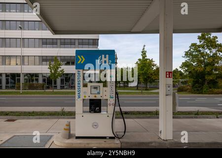 Siemens Campus Erlangen, 22.09.2024 eine Zapfsaeule für Wasserstofffahrzeuge an einer Wasserstofftankstelle auf dem Siemens Campus in Erlangen, Deutschland. Die blaue Saeule mit der Aufschrift Wasserstoff bietet 700 Bar Druck. Im Hintergrund sind moderne Buerogebaeude und eine Strasse zu sehen. Erlangen Forschungszentrum Bayern Deutschland *** Siemens Campus Erlangen, 22 09 2024 Eine Kraftstoffpumpe für Wasserstofffahrzeuge an einer Wasserstofftankstelle auf dem Siemens Campus in Erlangen, Deutschland die blaue Pumpe mit der Aufschrift Wasserstoff liefert 700 bar Druck im Hintergrund sind moderne Bürobügel Stockfoto