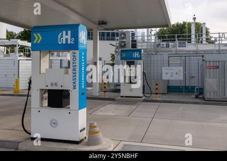 Siemens Campus Erlangen, 22.09.2024 Nahaufnahme von zwei Zapfsäulen an einer Wasserstofftankstelle auf dem Siemens Campus in Erlangen, Deutschland. Die blauen Saeulen mit der Aufschrift Wasserstoff gehoeren zum H2Mobility-Netzwerk. Im Hintergrund sind industrielle Einrichtungen und Hinweise zu den Betankungsvorgaengen sichtbar. Erlangen Forschungszentrum Bayern Deutschland *** Siemens Campus Erlangen, 22 09 2024 Nahaufnahme zweier Kraftstoffpumpen an einer Wasserstofftankstelle am Siemens Campus in Erlangen die blauen Säulen mit der Aufschrift Wasserstoff gehören zum H2Mobility-Netzwerk Ind Stockfoto