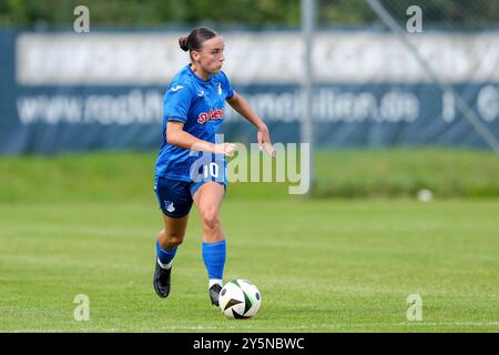 St. Leon Rot, Deutschland. September 2024. Sara Sahiti (TSG II, 10), am Ball, Freisteller, Ganzkörper, Einzelbild, Einzelfoto, Aktion, 22.09.2024, St. Leon-Rot (Deutschland), Fussball, Regionalliga Süd, TSG 1899 Hoffenheim U20 - VfB Stuttgart, 22.09.2024, St. Leon-Rot (Deutschland), Fussball, Regionalliga Süd, TSG 1899 HOFFENHEIM U20 - VFB STUTTGART, DFB/DFL-VORSCHRIFTEN VERBIETEN DIE VERWENDUNG VON FOTOGRAFIEN ALS BILDSEQUENZEN UND/ODER QUASI-VIDEO. Quelle: dpa/Alamy Live News Stockfoto