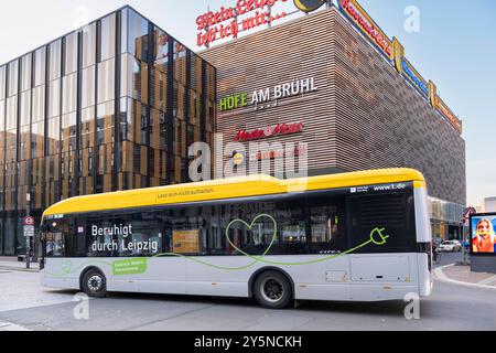 EBUS vor dem Einkaufszentrum Höfe am Brühl in Leipzig *** EBUS vor dem Einkaufszentrum Höfe am Brühl in Leipzig GMS16775 Stockfoto