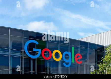 Nahaufnahme des Google-Logozeichens auf dem Gebäude in Mountain View, Kalifornien, USA - 1. Juni 2023. Google LLC ist eine amerikanische multinationale Technologie Stockfoto
