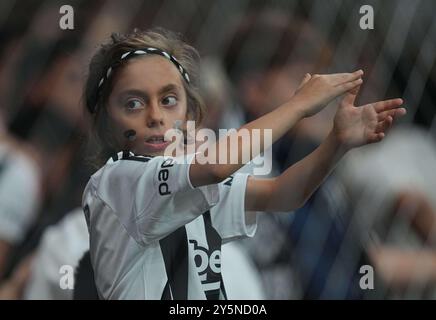 22. September 2024: Besiktas-Fans während eines Spiels der Türkei SÃ¼per Ligue, BeÅŸiktaÅŸ J. K gegen EyÃ¼pspor, im Besiktas-Stadion, Istanbul, Türkei. Ulrik Pedersen/CSM (Bild: © Ulrik Pedersen/Cal Sport Media) Stockfoto