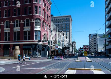 Blick auf die Main Street in der Nähe der Red Line Light Rail Station Preston im Stadtzentrum von Houston, TX, USA. Stockfoto