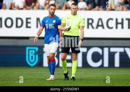 SITTARD, NIEDERLANDE - 22. SEPTEMBER: Ivo Pinto von Fortuna Sittard spricht mit Schiedsrichter Allard Lindhout während des niederländischen Eredivisie-Spiels zwischen Fortuna Sittard und PSV Eindhoven im Fortuna Sittard Stadion am 22. September 2024 in Sittard, Niederlande (Foto: Orange Pictures/Orange Pictures) Credit: Orange Pics BV/Alamy Live News Stockfoto