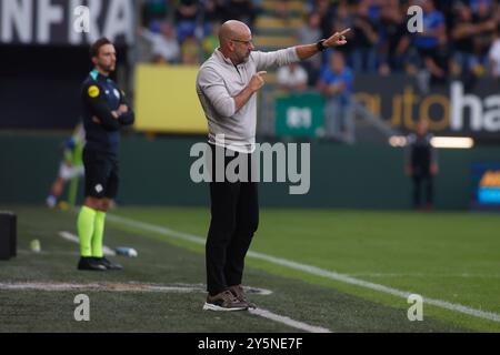 SITTARD, NIEDERLANDE - 22. SEPTEMBER: Peter Bosz Trainer des PSV Eindhoven trainiert seine Spieler während des niederländischen Eredivisie-Spiels zwischen Fortuna Sittard und PSV Eindhoven im Fortuna Sittard Stadion am 22. September 2024 in Sittard, Niederlande (Foto: Orange Pictures/Orange Pictures) Credit: Orange Pics BV/Alamy Live News Stockfoto