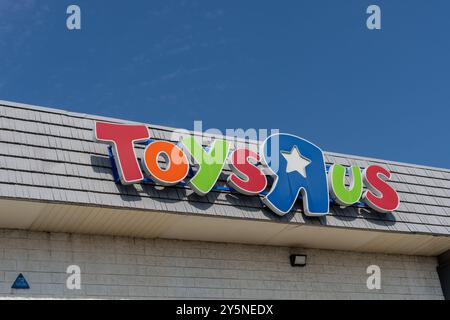 Nahaufnahme des Toys 'R' US-Logozeichens auf dem Gebäude. Thornhill, ON, Kanada. Stockfoto